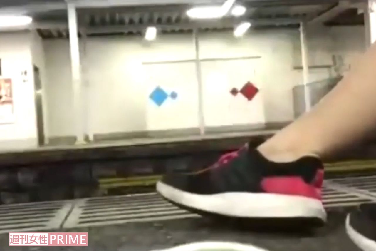 '18年に生配信をしながら自殺した女子高生は、ホームに座り込み、つらい気持ちを吐露していた（現在は削除）