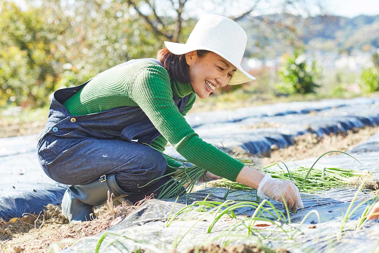 小田原のブランド野菜「下中玉ねぎ」の苗植えのお手伝い。「羽田甚商店」で取り扱う商品のひとつ（写真提供:羽田甚商店）