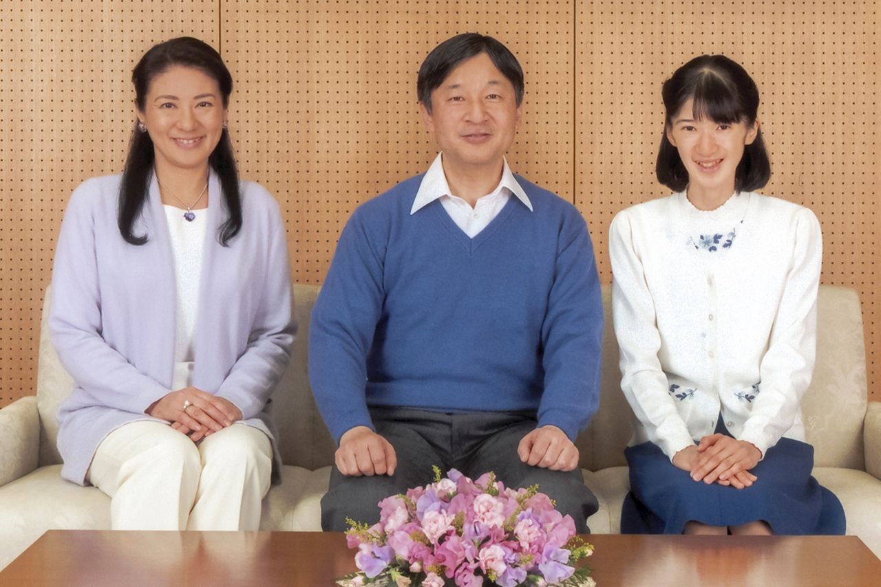 57歳の皇太子さまの横で笑みを浮かべる愛子さま