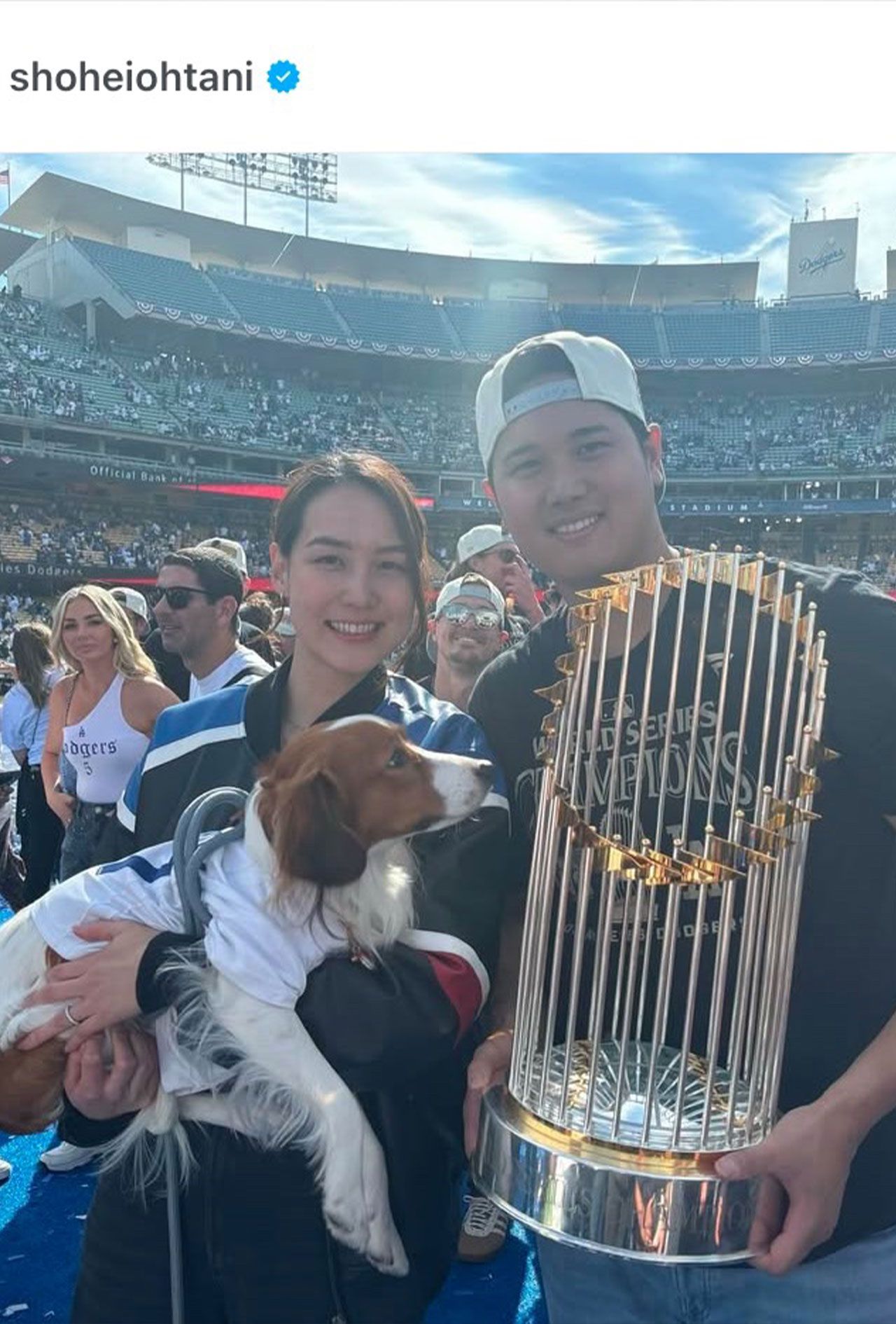 2024年の優勝パレードに真美子さんとデコピンと参加した大谷翔平（大谷翔平のインスタグラムより）