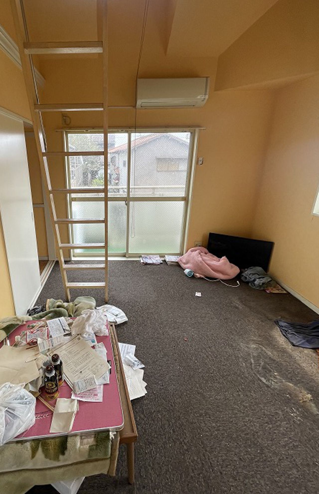 テレビと机以外、何も家具がなかった男性の家。右側の白く見える部分が、遺体が発見された場所　画像提供／グッドサービス