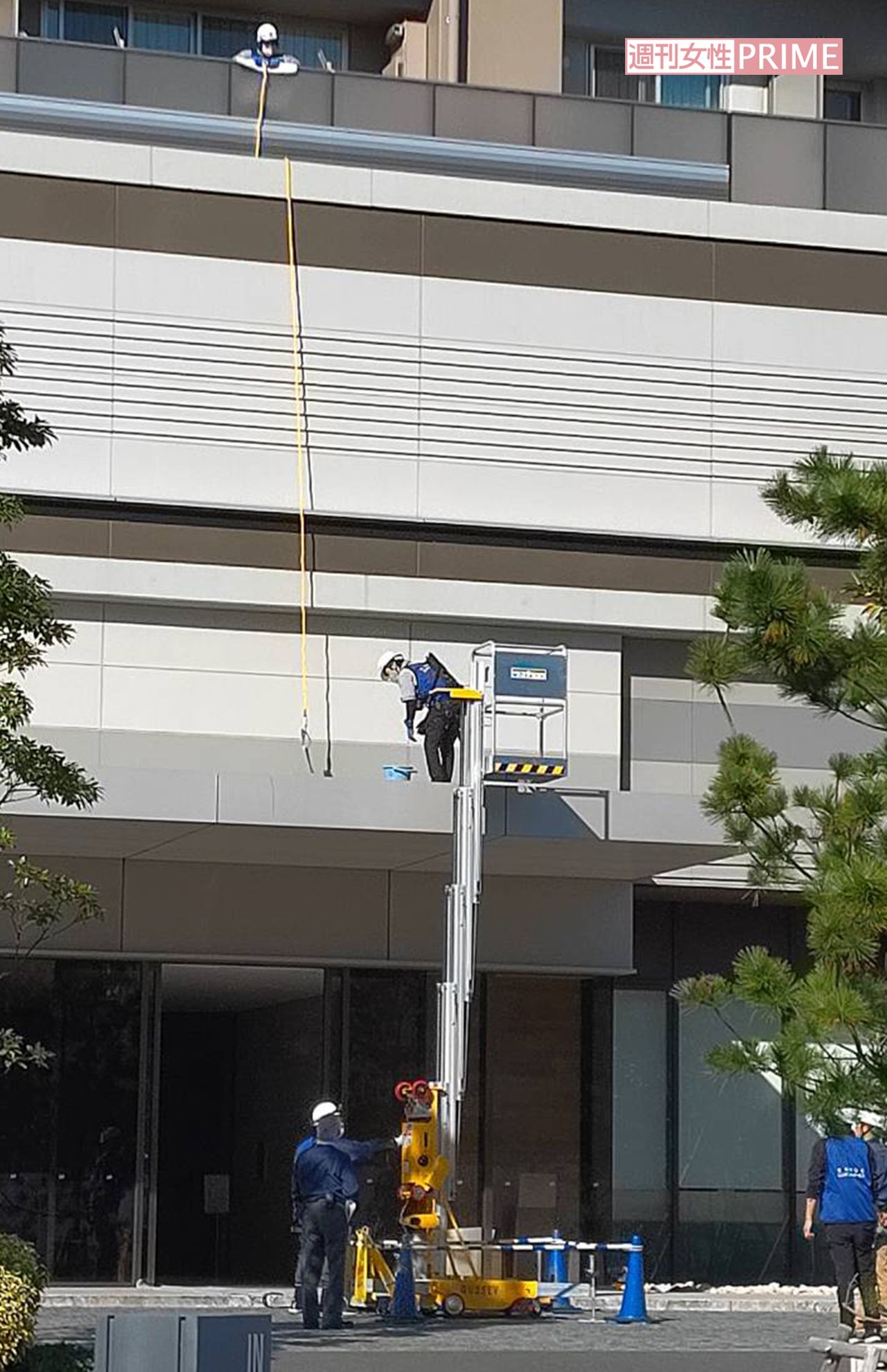 事故の翌日、清掃作業が始まった