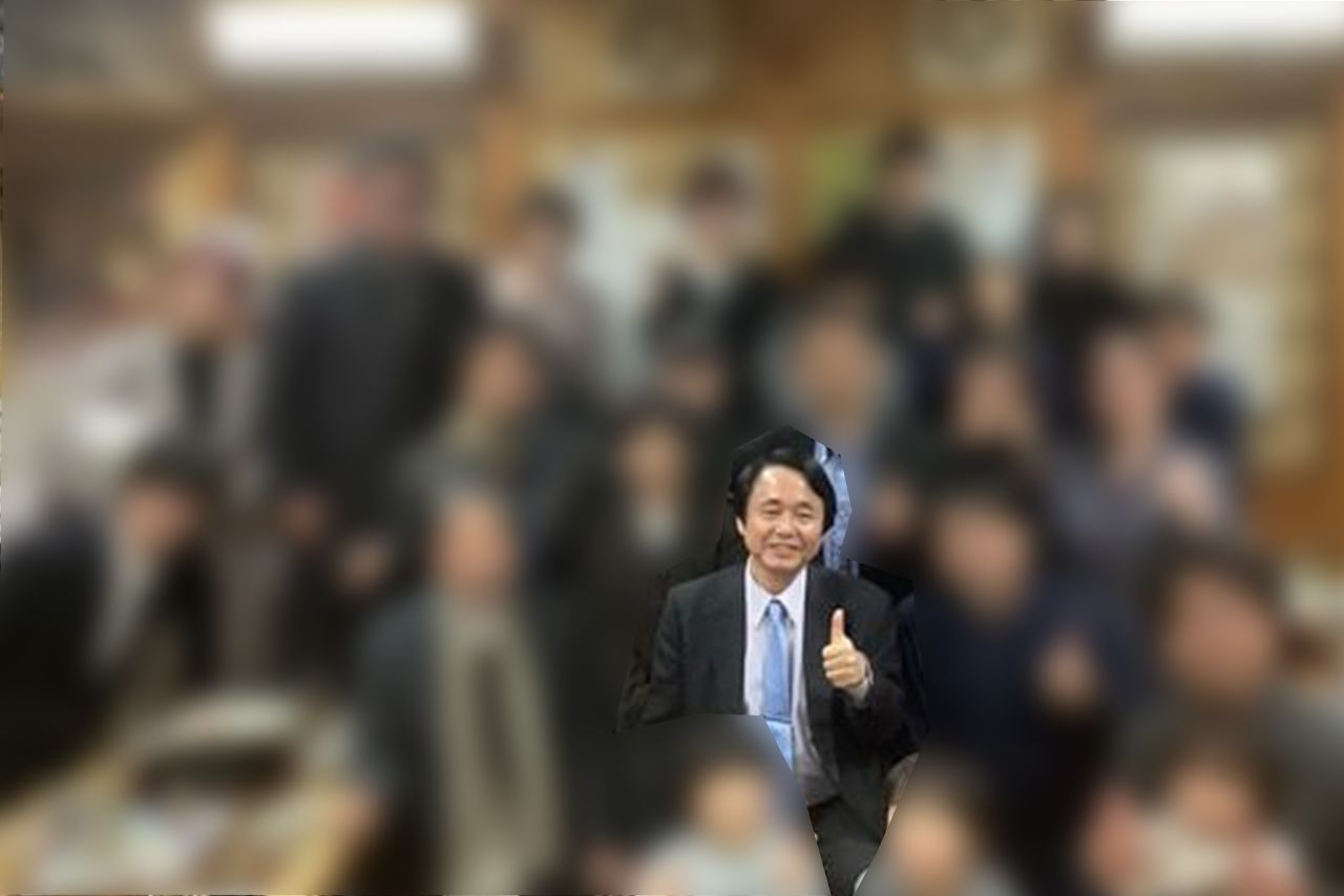 1月中旬、十数名が集まる“ノーマスク”懇親会に参加する谷本誠一市議（本人SNSより、一部加工）