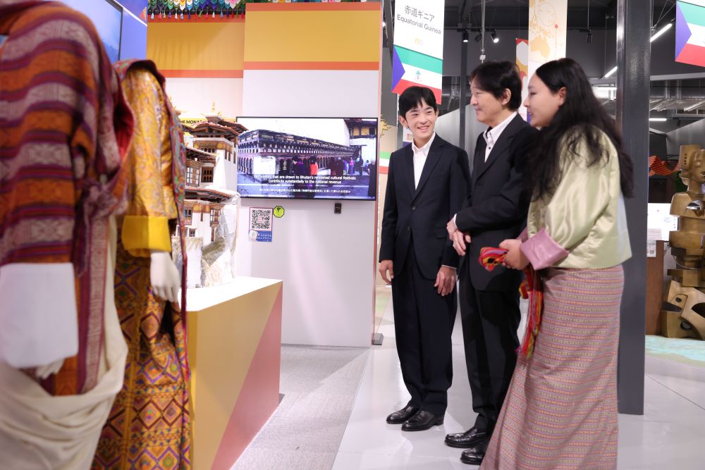 ブータンの展示では、笑顔でスタッフと話す場面も（9月25日）