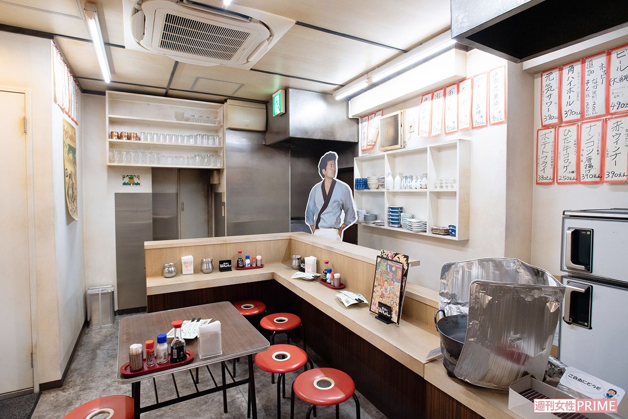 『世界の山ちゃん』葵店の中にある、『世界の山ちゃん博物館』。昔の店舗の再現コーナーには、前会長・重雄さんのパネルも