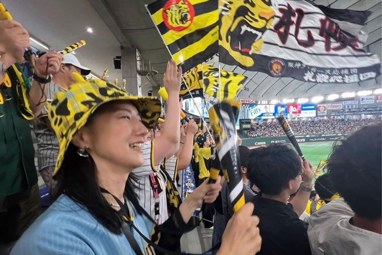 自他共に認める阪神ファンの中江有里さん。この“推し活”が心と身体の元気の源と語る