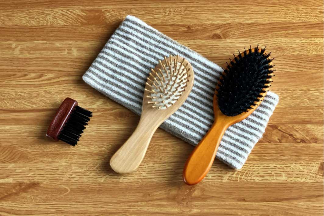 竹ピンブラシ（中央）と獣毛ブラシ（右）