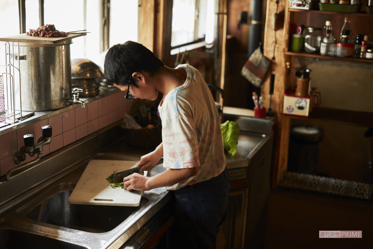 率先して昼食の準備を手伝う和楽。廣川家の子どもは皆、料理やお菓子作りが得意※撮影／いとうしゅんすけ