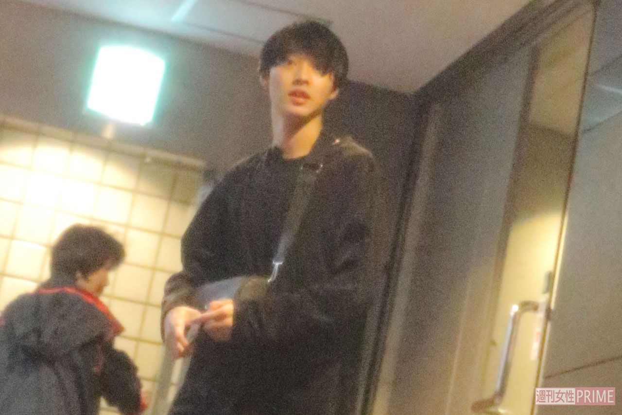 ドラマ公式インスタグラムでは、かわいいダンスを披露した山崎賢人