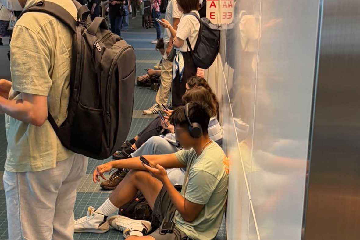 羽田空港で地面に座り込んでいる外国人たちの写真を投稿したスリムクラブの真栄田賢（本人のXより、画像は一部編集部で加工）