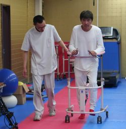 『フリーウォーキングメディカル』でリハビリ中の姿。「痛い！」「もう嫌だ！」と叫ぶときもあったという（大明龍八総院長提供）