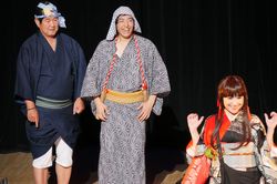 舞台には芸能レポーターの石川敏男氏（左）も出演