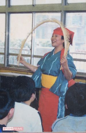 小学校のPTA主催の行事『子どもを癒す会』では南京玉すだれを披露して子どもたちを笑わせ、人気者に