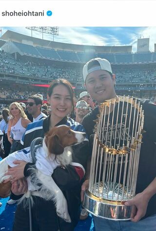 2024年の優勝パレードに真美子さんとデコピンと参加した大谷翔平（大谷翔平のインスタグラムより）