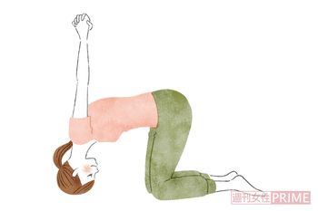 （2）できそうな人は、両手を床から離して背中側で手を組み、その手を天井のほうに引き上げる。どちらのポーズも長くても1分程度まで。　イラスト／中村奈々子
