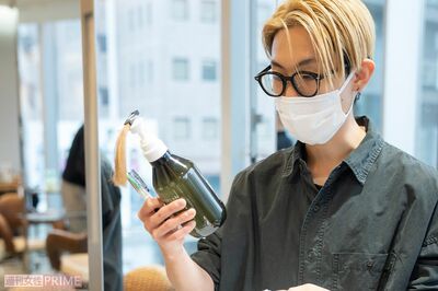 （1）裏面の成分をチェック（撮影／伊藤和幸）