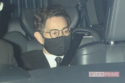 10月23日の告別式に参列した加藤。その眼差しは鋭く前を見つめていた