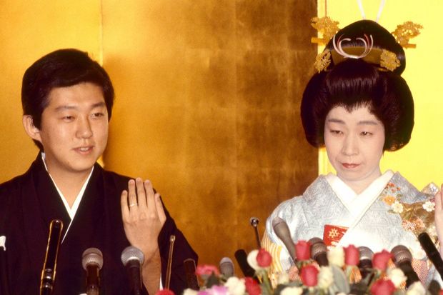 披露宴で指輪を披露する容子さんと千宗室さん。男性皇族の結婚では考えられない？（'83年10月）