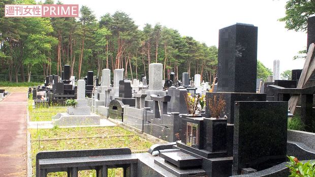 A子さんが修行していたとされる墓地。近くの沼から吹く風で6月でも肌寒い