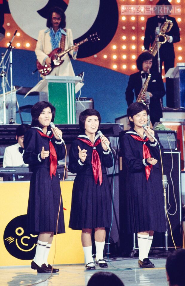 1975年に撮影された、おそろいのセーラー服で歌う（左から）桜田淳子、森昌子、山口百恵a