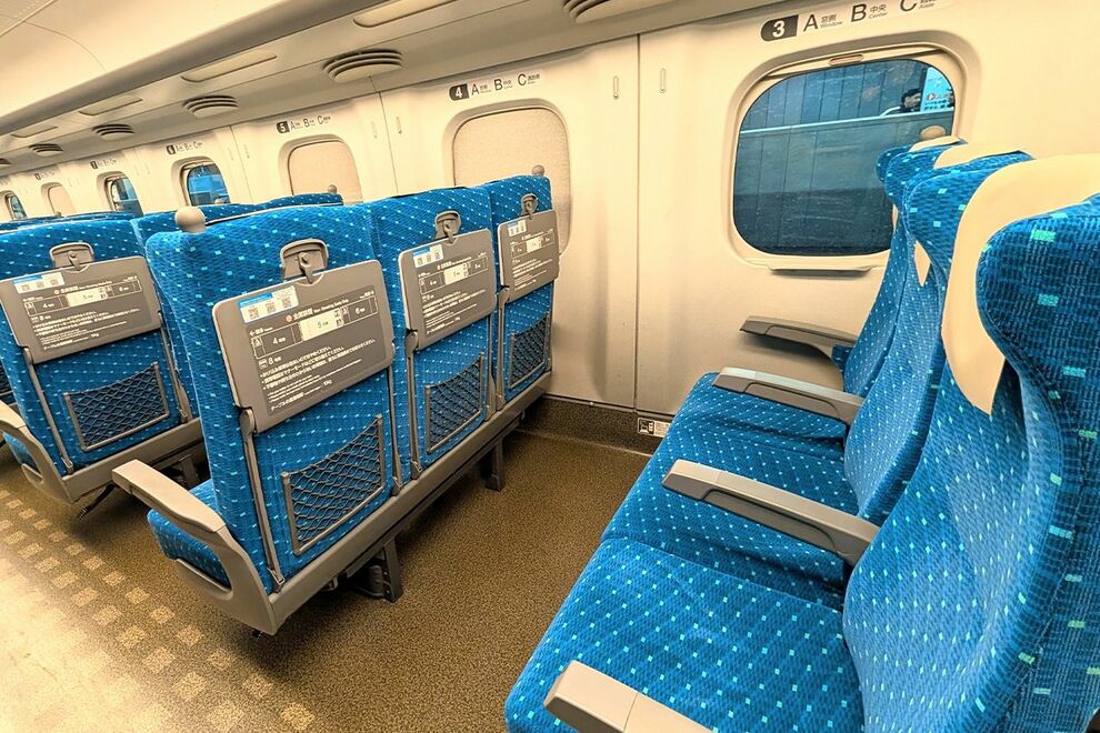 新幹線の特大荷物スペースで“地べた座りピース写真”が拡散「恥ずかしいと思わないのか？」と批判殺到…JR…