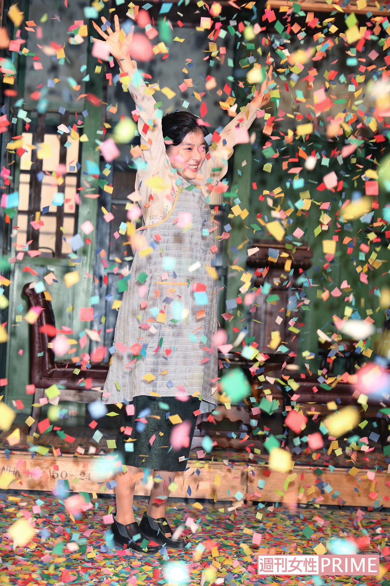 芳根京子の姿を隠すほどの紙吹雪の量は、NHK大阪放送局でのセレモニーの中で最大級。作中、大阪万博のシーン（3月2日放送）で使われた紙吹雪と同じ会社に依頼したものだそう　撮影／坂本利幸