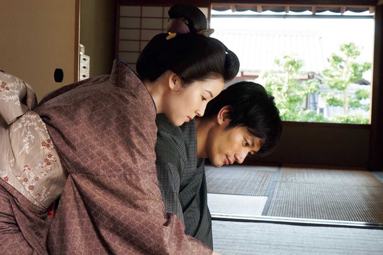 妻・豊子役の蓮佛美沙子と　（C）2020 「五代友厚」製作委員会