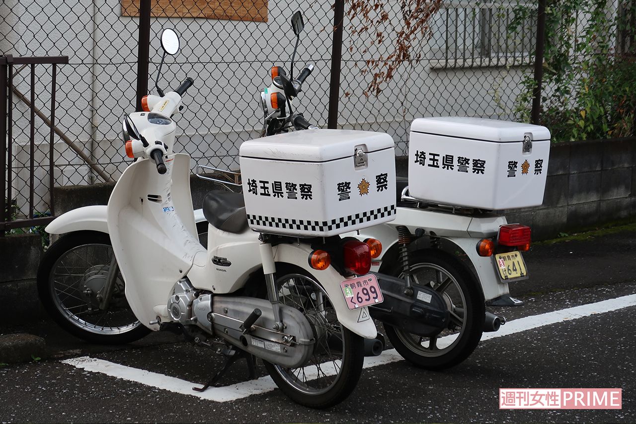 事件現場で捜査をする捜査員