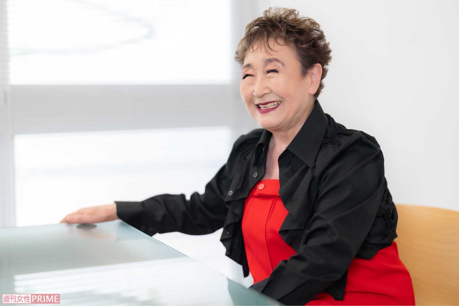 自身にとって大切な思い出を、まるで昨日のことのようにみずみずしい言葉で語る加藤登紀子　撮影／佐藤靖彦