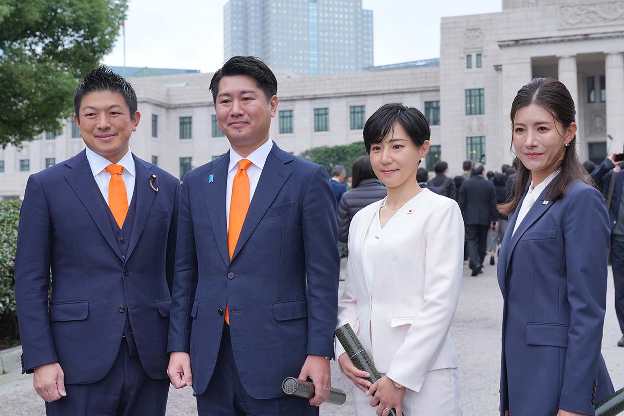 鈴木敦、北野裕子、吉川里奈衆議院議員らの初登院に付き添う参政党・神谷宗幣代表（2024年11月）