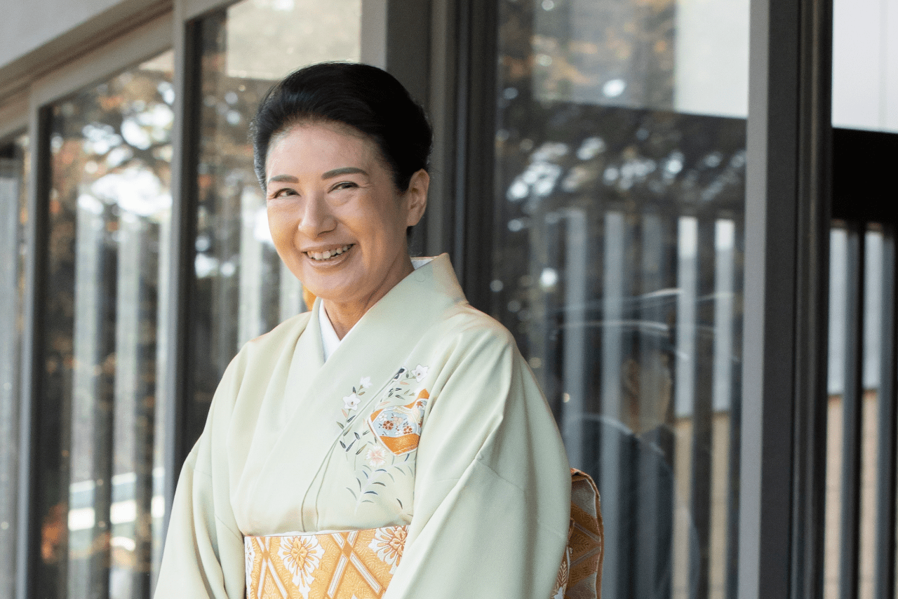 ペールグリーンの着物姿で、来日したベトナム国家主席夫妻を出迎えられた（11月28日）
