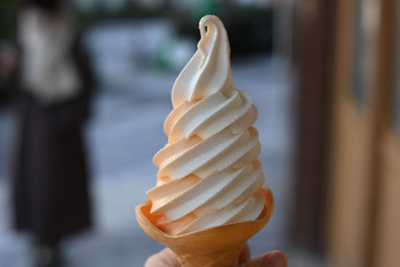 ソフトクリーム　英語では……【softserveicecream】　アメリカでソフトクリームと言うと生クリームやローションと勘違いされるかも。