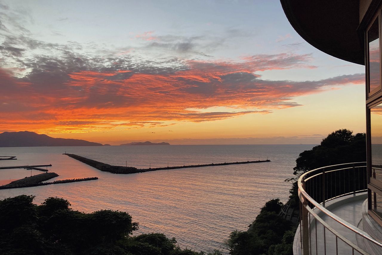 海と空を黄金色に染める夕日が望める