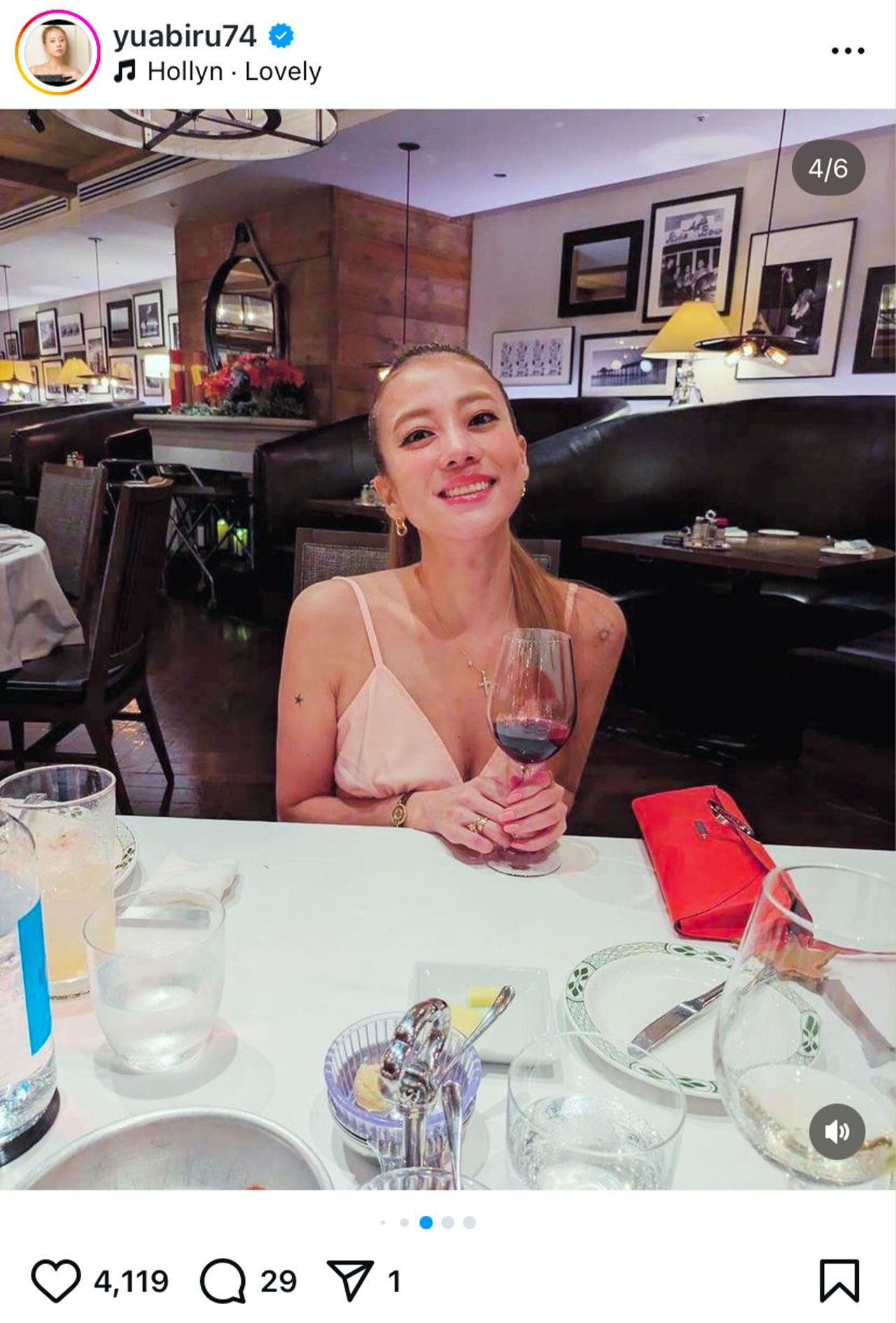 “胸元アピ”が強いあびる優（本人のインスタグラムより）