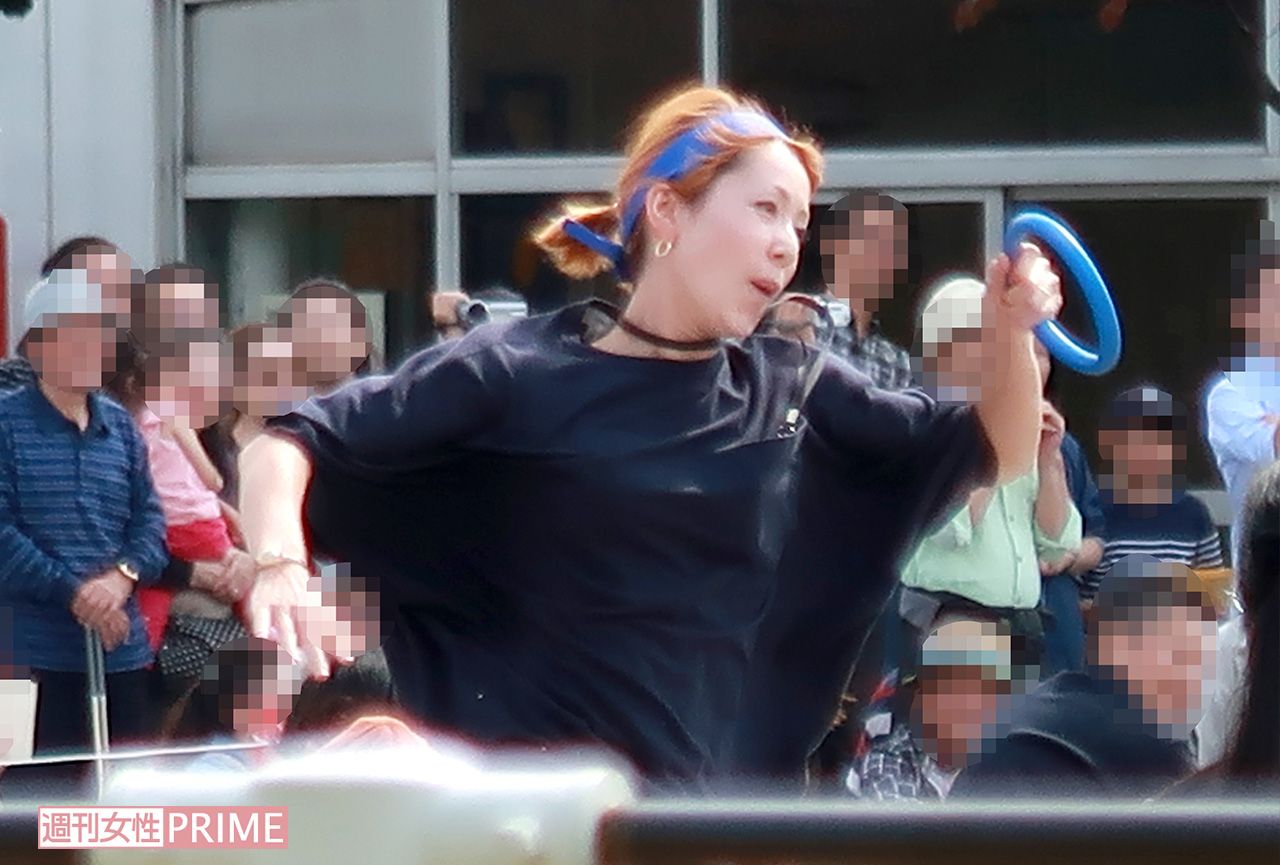 必死に走る木村カエラ。そのフォームはアスリートのように見事で速かったが、前走者は抜けなかった（'17年10月）