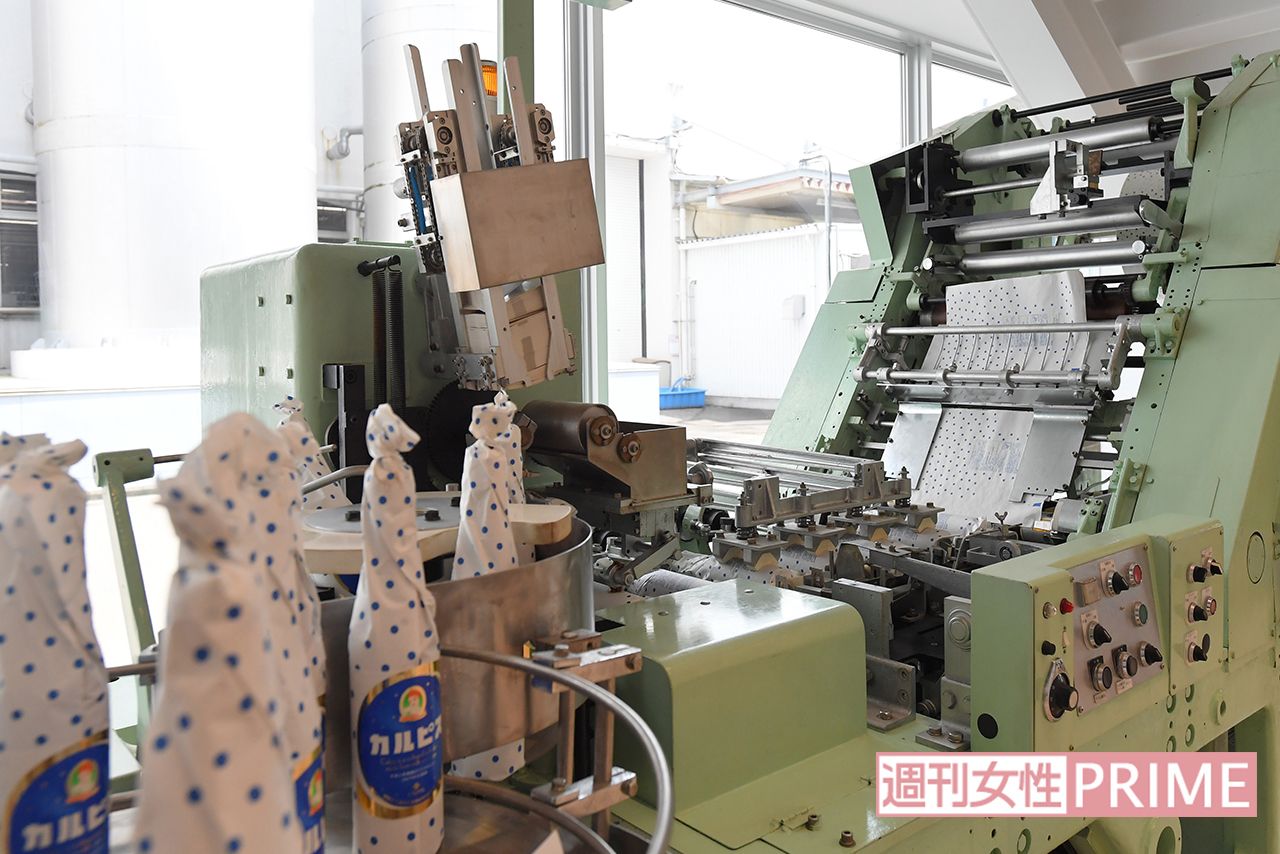 かつては瓶詰に包装紙が代名詞。当時の製造機も展示　撮影／渡邉智裕