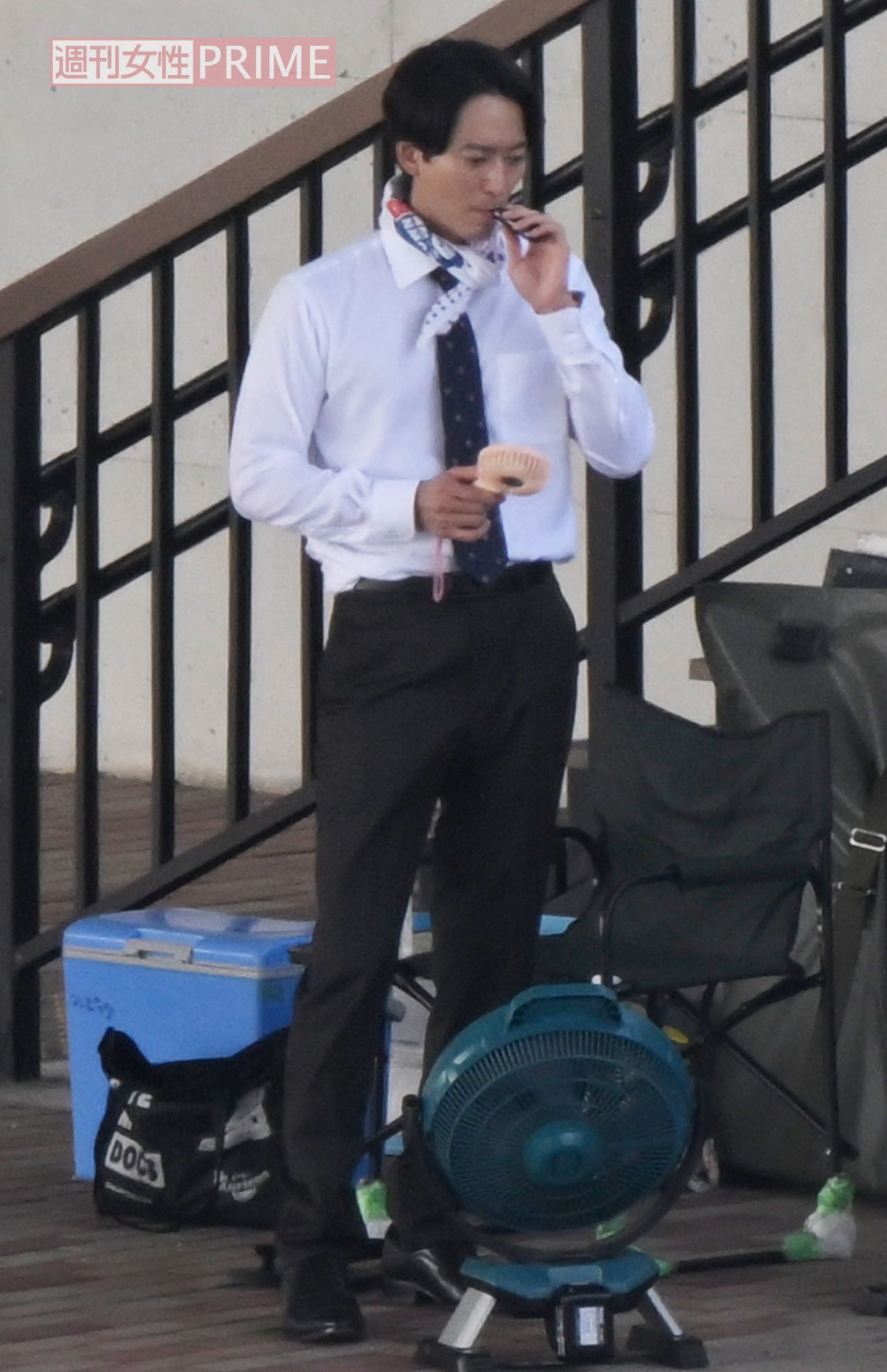 8月21日、『オクトー』続編ドラマの撮影現場で電子タバコを片手にハンディ扇風機で涼む、リラックスした様子の浅香航大