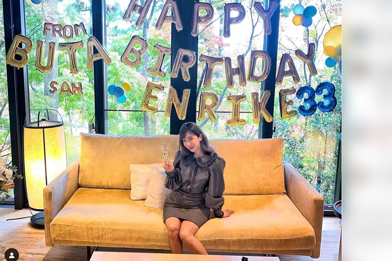 夫であるブタさんに誕生日を祝ってもらったエンリケ（本人インスタグラムより）