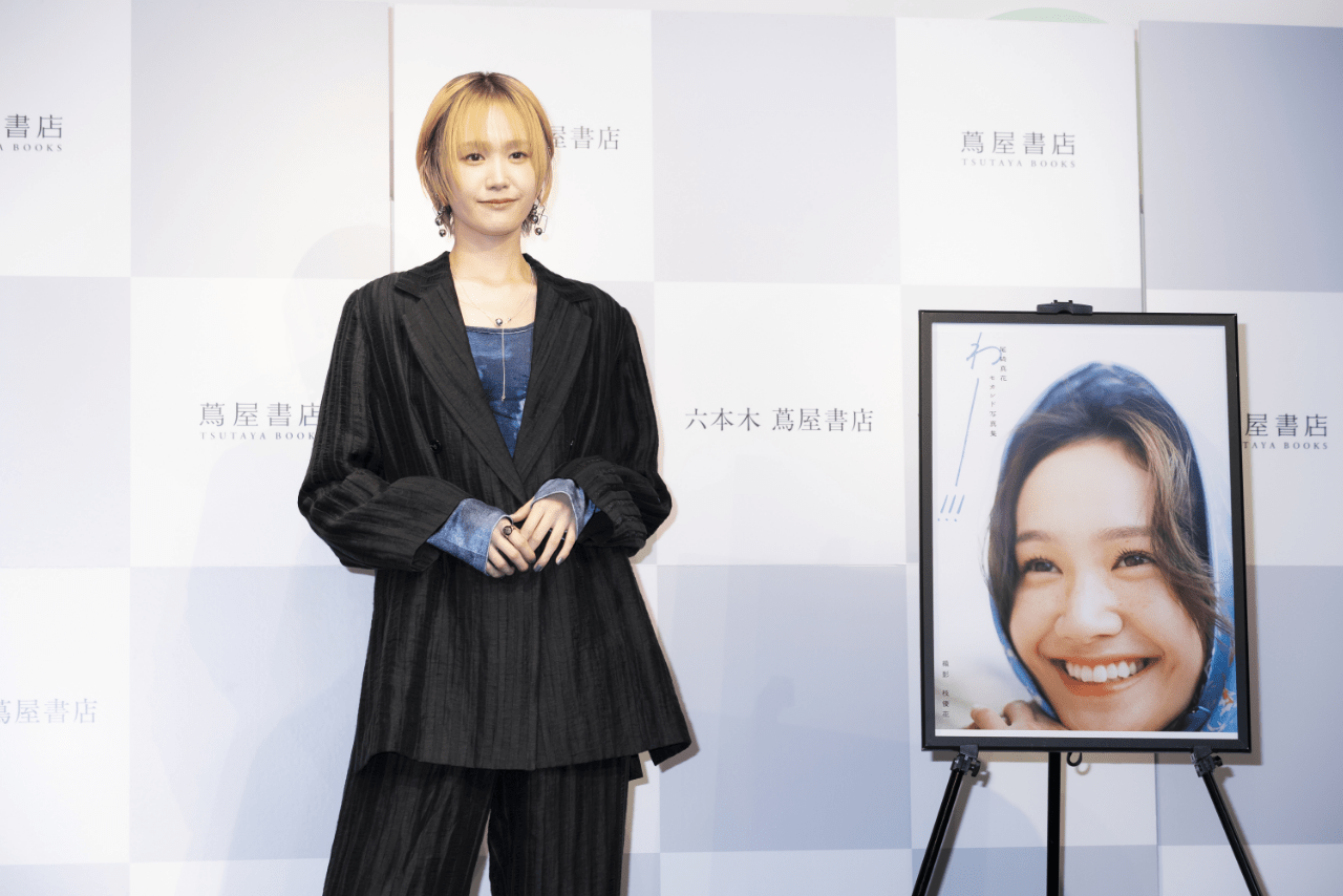 セカンド写真集『わー!!!』発売記念会見に参加した尾碕真花