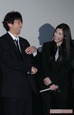 『ストロベリーナイト』完成披露試写会で楽しそうに談笑する竹内結子さんと西島秀俊