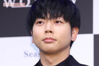 『NEWS』増田貴久に『DayDay.』の集合写真で密着した“ミスユニバース”、知花くららにファン嫌悪「角度が…