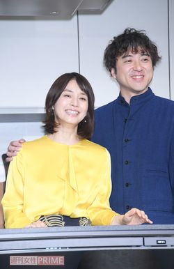 「石田さんの肩に手を回して」と取材陣に促されると、「僕からはできないから、そう言われるのを待っていたんです」と大喜び♪　撮影／高梨俊浩