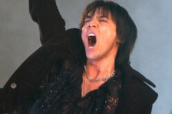 氷室京介・布袋寅泰ら『BOOWY』全面掲載の上毛新聞広告がメルカリ出品も、“転売ヤー撃沈”「ファンの粋なプライド」