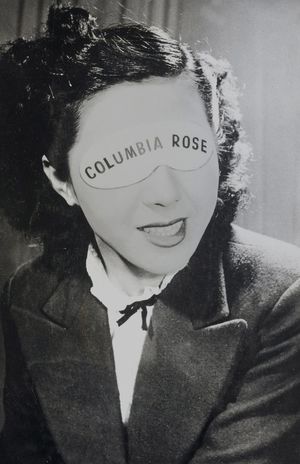 覆面をつけたコロムビア・ローズ。これは挨拶状に使う写真だったという