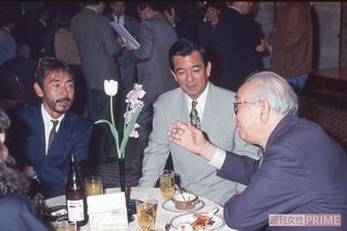 黒沢明監督83歳の誕生日パーティーに出席（'93年）。左は寺尾聰。加山は25歳で『椿三十郎』、28歳で『赤ひげ』と2本の黒沢映画に出演した（撮影／本誌写真班）