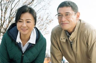 麻衣の両親を演じたのは薬師丸ひろ子と杉本哲太。尚志のことを思うがゆえに「もう麻衣のことは忘れてほしい」と伝える　（c）2017 映画「8年越しの花嫁」製作委員会