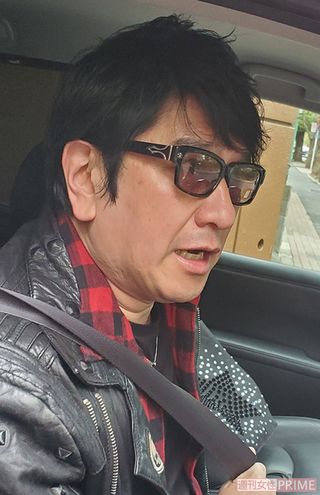 自宅から出かけるところの川崎麻世を直撃すると