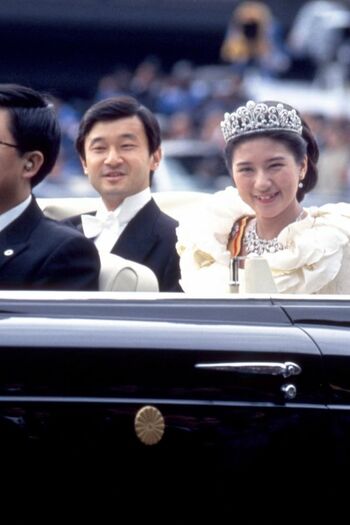 直前まで降っていた雨もあがり、ご成婚パレードでお手振りをするご夫妻（'93年6月）