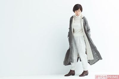 
「フォグリネンワーク」のウールリネンコート＋「エフエルダブリュー」のウールリネンコートで、あたたかいのに重くない印象に。茶色の革靴がアクセント
