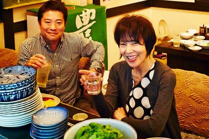 青森県弘前市にある酒場「土紋」にて、母のはるみさんと（寺澤太郎（大和書房『栗原家のごはん』）より転載）